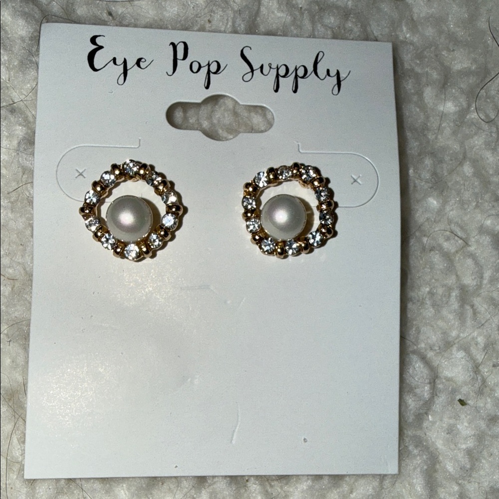 Eye Pop Supply Gold and White Pearl Earrings